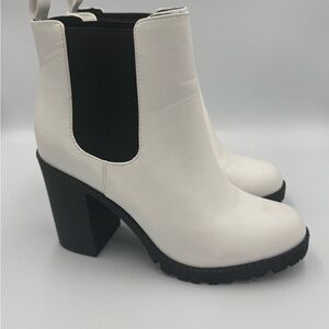 Soda Lug Sole White Ankle Boots Heeled Like New Size 9 women’s